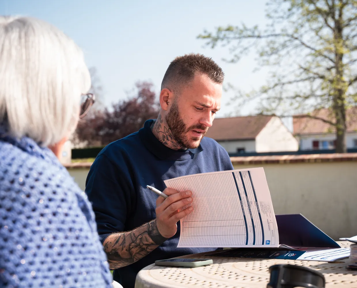 Employé de Thermo-centre qui parcours des documents