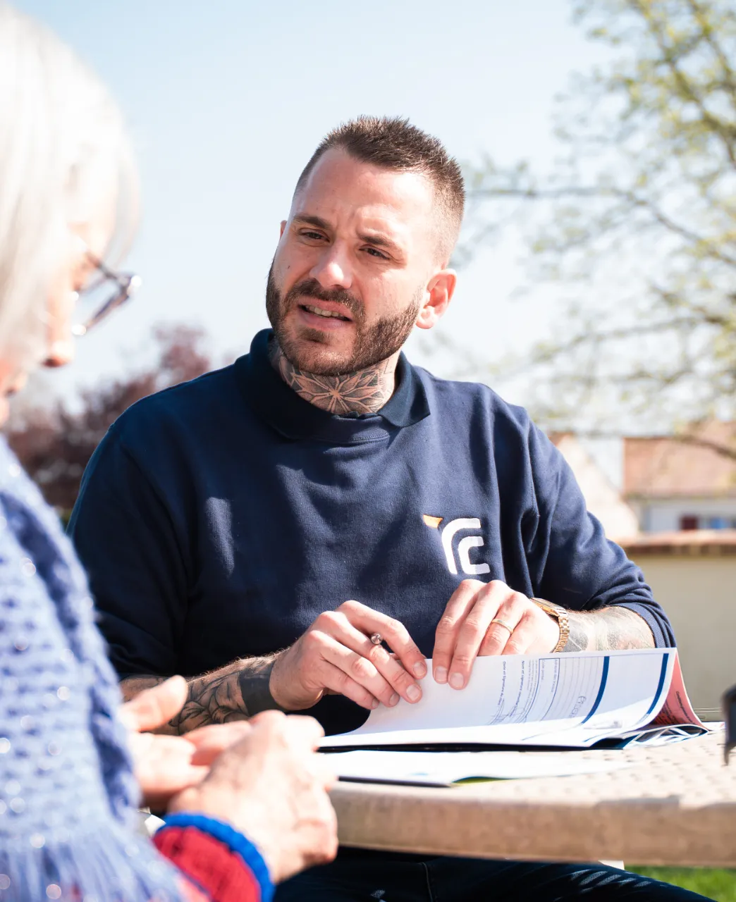 Employé de Thermo-centre qui travaille avec un client
